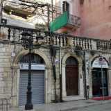 Di fronte alla fiancata laterale della chiesa troviamo palazzo Scarli, edificato nel 1601 da una famiglia novarese stabilitasi a Modugno tra il 1524 e il 1557 al seguito della regina Bona Sforza. Notevole la larga terrazza del primo piano, delimitata da una balaustra in cui sono inseriti pilastrini decorati con stemma, mascheroni e vasi. La costruzione mostra per� i segni del tempo e avrebbe bisogno di un serio restauro. I locali al piano terra sono stati occupati da esercizi commerciali